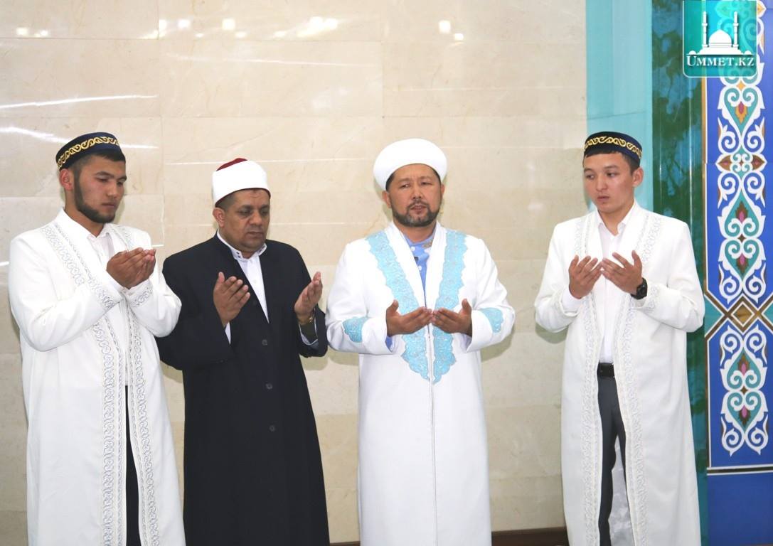 Порно 3г кішкентай челентано Қыздар гараждардың артын жалайды (порно видео)